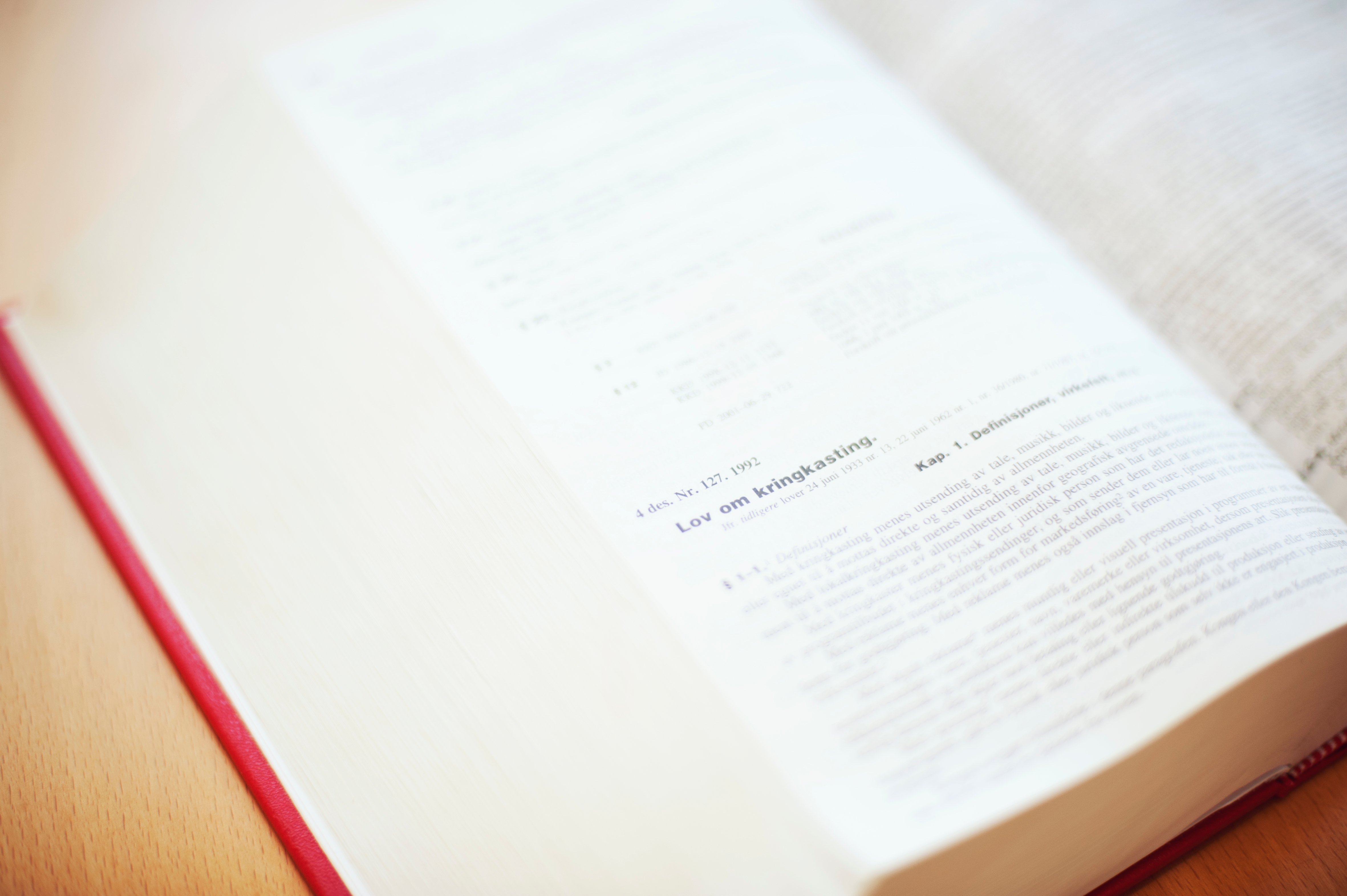 En side i Norges lover osm omhandler kringkastingsregelverket