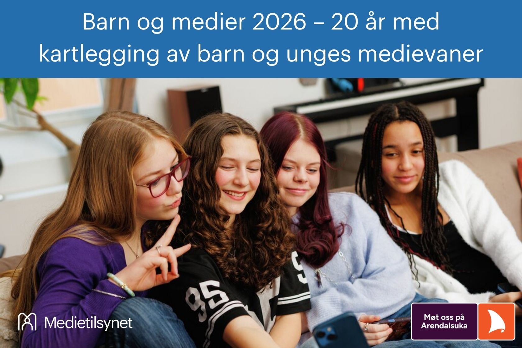 Illustrasjon med Medietilsynets logo. Fire jenter tar en selfie. Øverst står teksten: «Barn og medier 2026 – 20 år med kartlegging av barn og unges medievaner». Nederst til høyre står: «Møt oss på Arendalsuka».