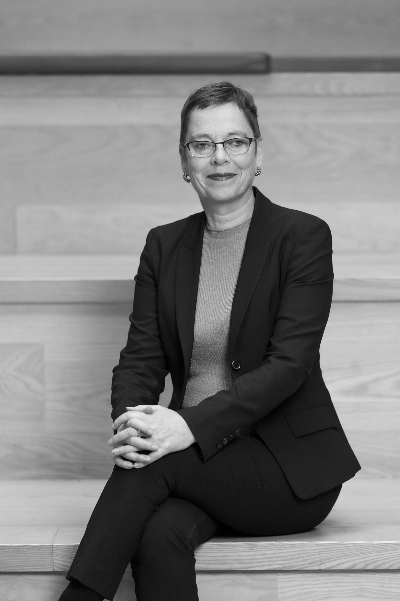 Portrettbilde av Mari Velsand sittende p&aring; en benk
