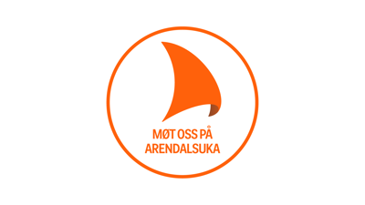 Logo med en stilisert, oransje seilform i midten, omkranset av en sirkel. Under seilet står teksten "MØT OSS PÅ ARENDALSUKA" i oransje blokkbokstaver.