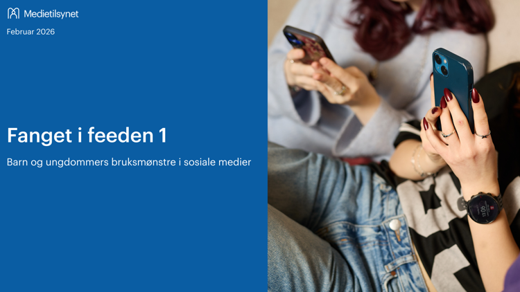 Forside til rapport fra Medietilsynet (februar 2026) med tittelen «Fanget i feeden 1 – Barn og ungdommers bruksmønstre i sosiale medier». Venstre side har blå bakgrunn med tittel og logo. Høyre side viser et nærbilde av to ungdommer som sitter tett sammen og bruker hver sin smarttelefon, med fokus på hendene og skjermene.