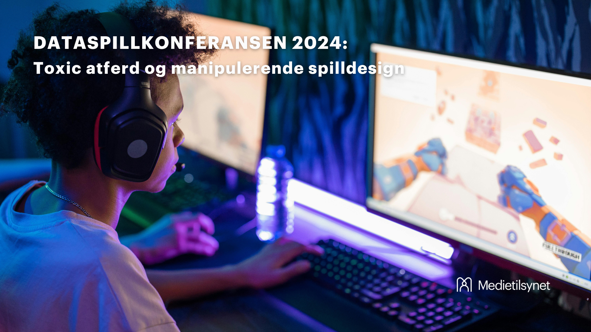 En gutt spiller dataspill foran en skjerm, på bildet ligger teksten "Dataspillkonferansen 2024 – Toxic atferd og manipulerende spilldesign"