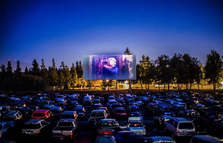 Alt frå gudstenester, konsertar, quizar og standupar blir no heldne i drive-in-format. Du kan søke Medietilsynet om løyve til å kringkaste lyd via FM-nettet. – Det er flott at det blir tatt initiativ til kulturopplevingar i trygge omgivnader i ei vanskeleg tid,, og vi gjer vårt beste for å behandle søknadene så raskt som mogleg, seier Mari Velsand, direktør i Medietilsynet. Foto Thomas Hawk/Flickr