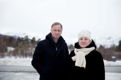 Prisvinnerne, Grete Holstad og Kim Nygård, ute i vinterlige omgivelser. Begge har mørk jakke, hun har hvitt skjerf og hvit lue.