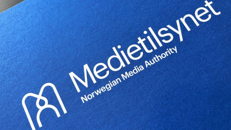 Logoen til Medietilsynet. Hvit skrift på blå bakgrunn.