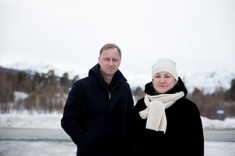 Bilde av de to vinnerne fra sist prisen ble delt ut. De står ute i vinterlig landskap, og begge har svart jakke på.