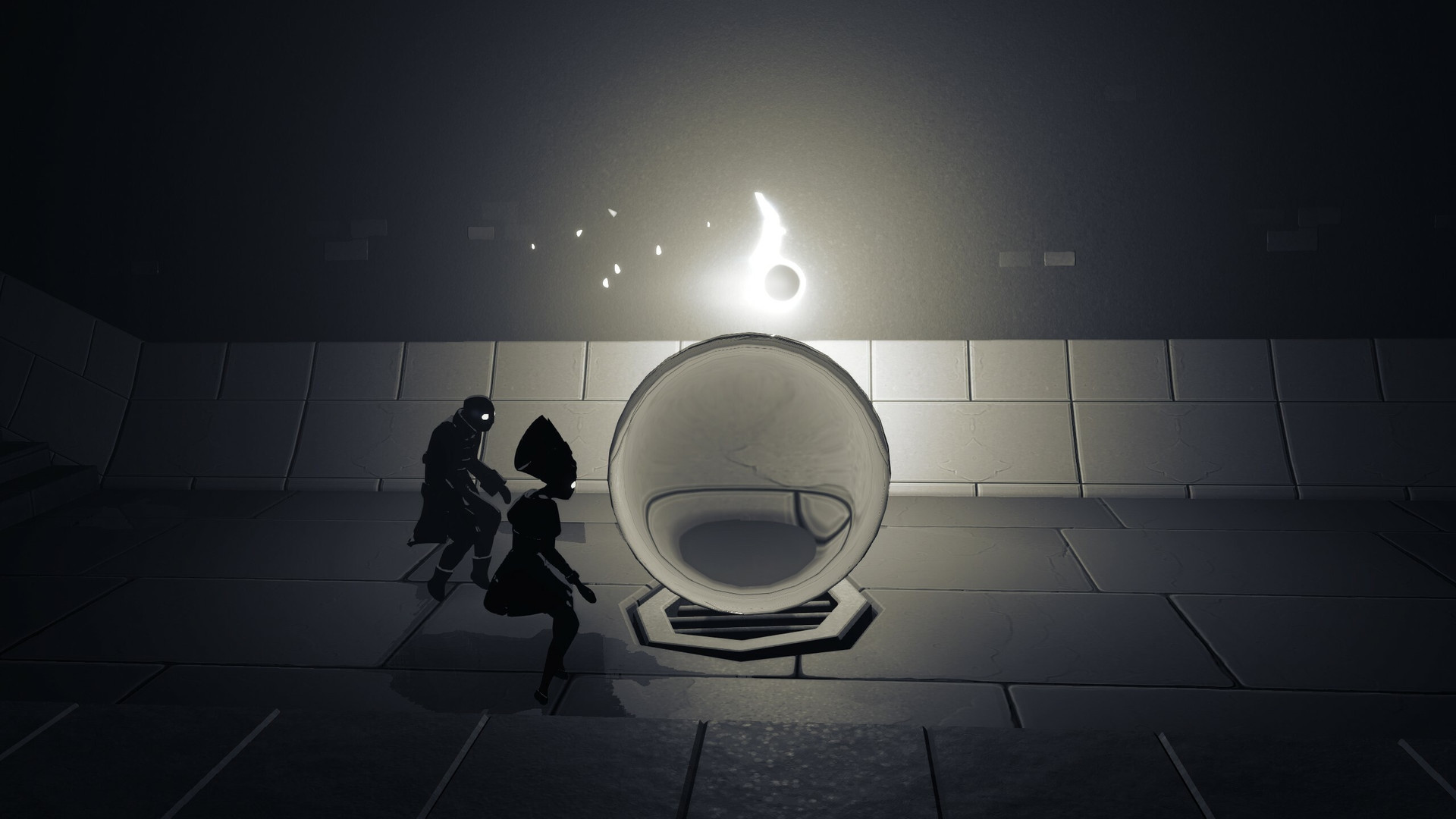 Skjermdump fra spillet Mørkeredd. To mørke silhuetter står foran en stor glasskule i et mørkt rom. 