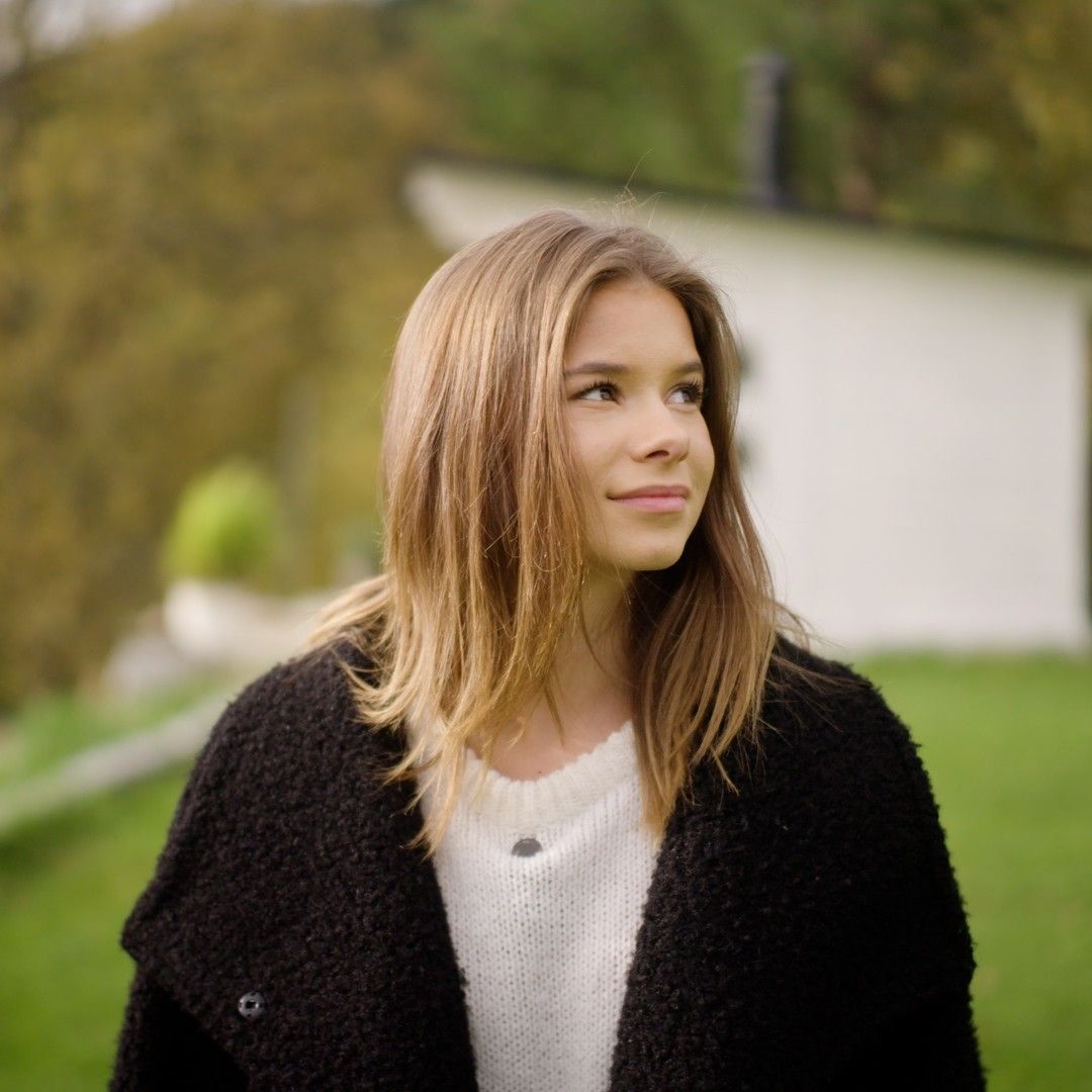 Portrettfotografi av Emma Gunnarsen i NRK-serien "Emma". Foto.