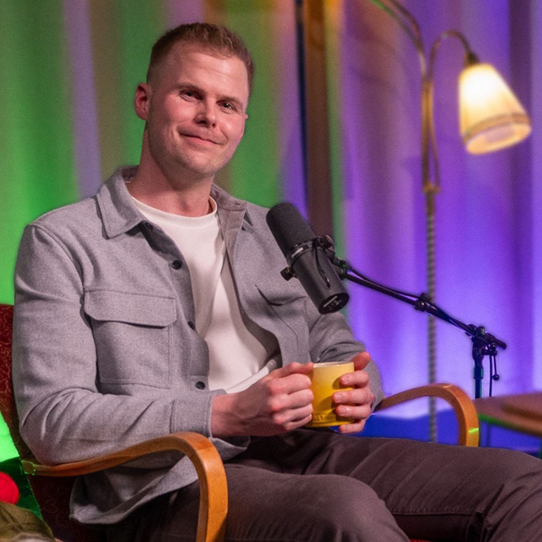 Kaffipraatti programleder Tomi Vaara i studio. Foto.
