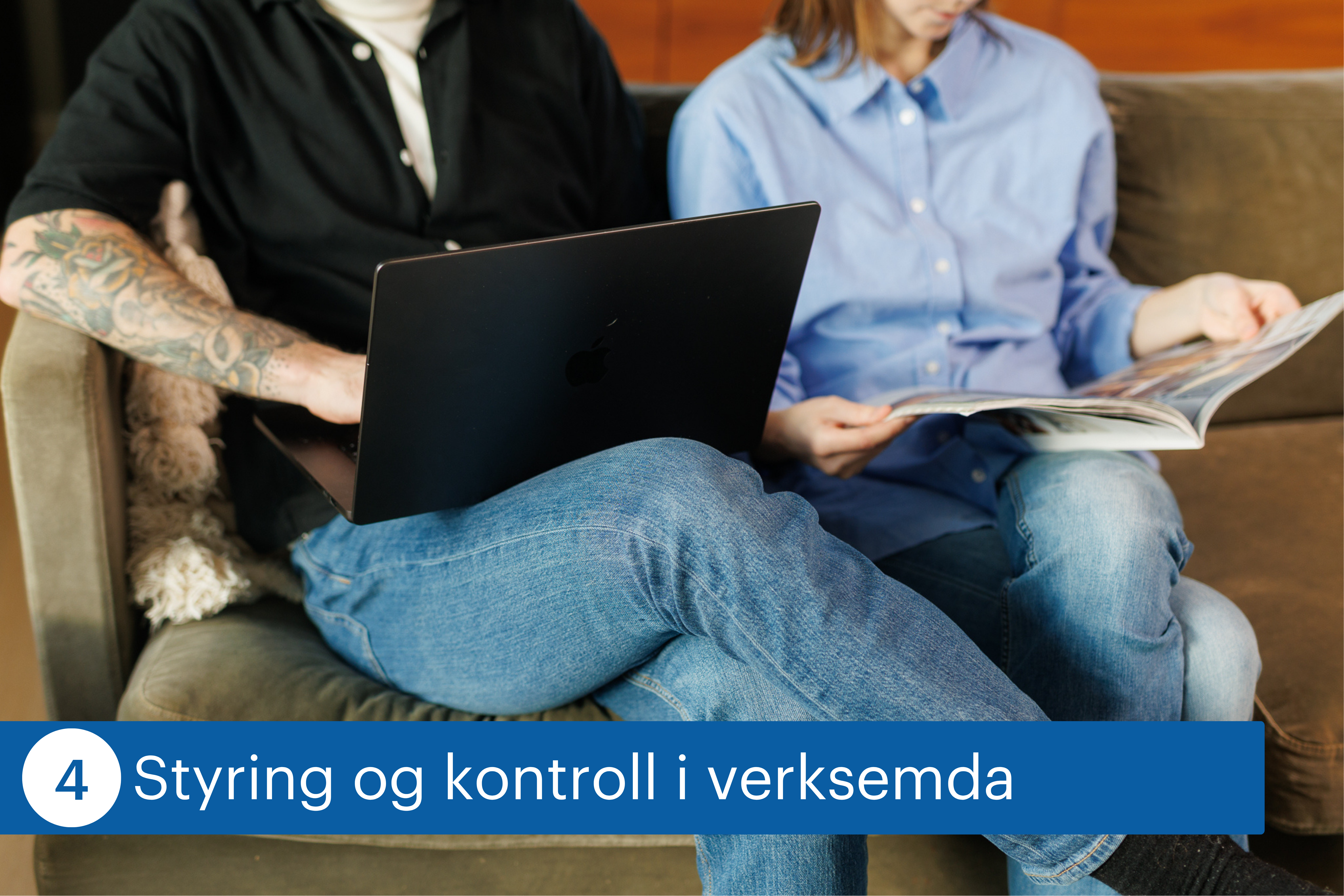 To personer sitter i en sofa. Den ene bruker en b&aelig;rbar PC, mens den andre leser i et magasin.