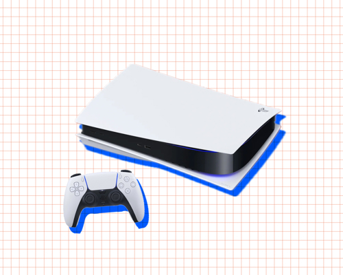 Illustrasjon av en hvit PlayStation 5-konsoll med tilh&oslash;rende h&aring;ndkontroller, mot en hvit bakgrunn med r&oslash;dt rutenett.